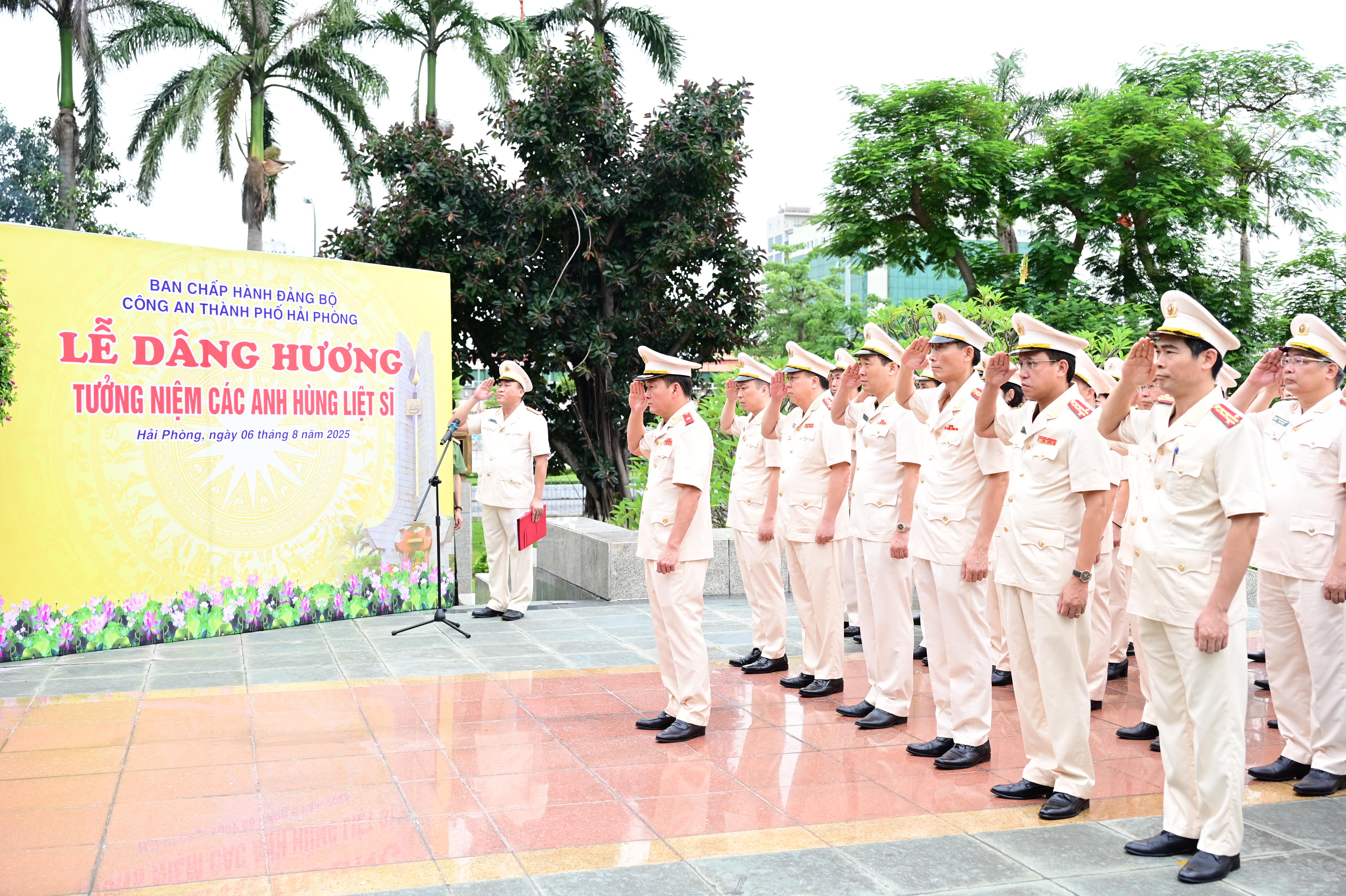 Đoàn đại biểu CATP dâng hương tưởng niệm tại Đài tưởng niệm các Anh hùng liệt sỹ thành phố